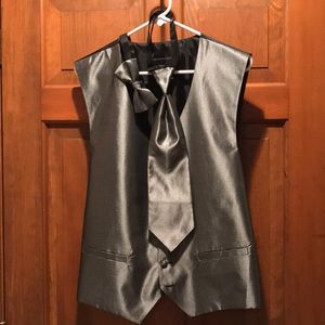 Bowtie/tie and vest for tuxedo